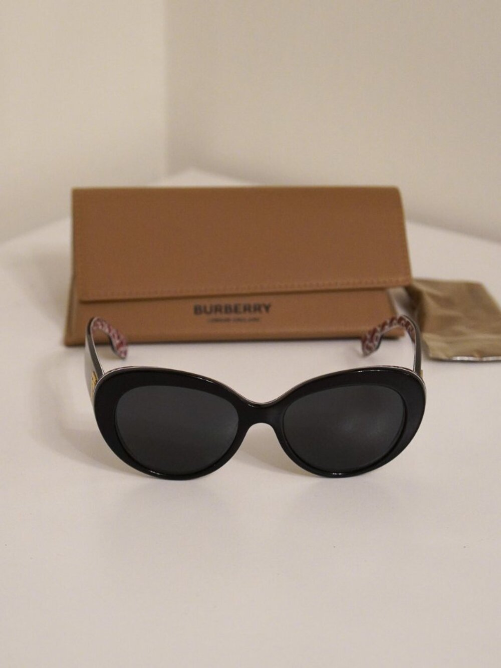 CAT EYE BURBERRY SUNGLASSES IN BLACK COLOR - Picture 2 of 10